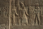Kom Ombo - Haut relief et hi&eacute;roglyphes au temple de Sobek et Haro&eacute;ris