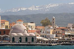 Chania - Mosqu&eacute;e des Janissaires, cath&eacute;drale et montagnes