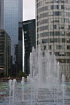 Paris - Fontaine Agam et tour Mazars &agrave; la D&eacute;fense