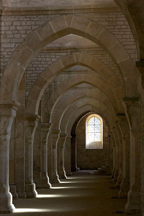 Enfilade de colonnades aboutissant sur un vitrail dans l'&eacute;glise - France/Bourgogne - Fontenay - juillet 2005 - EF 50 mm f/1,8