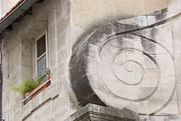 D&eacute;tail d'une fen&ecirc;tre de Notre-Dame de la conversion - France/Provence - Avignon - octobre 2005 - Provence