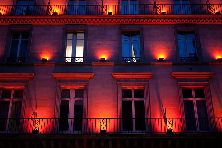 Illumination rouge rue de Rivoli - France/&Icirc;le de France - Paris - d&eacute;cembre 2009 - EF 50 mm f/1,4