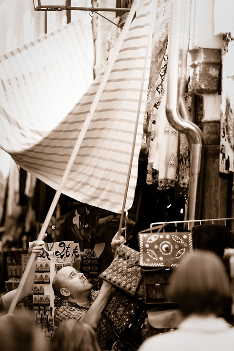 Installation d'une boutique au souk - Espagne - Granada - ao&ucirc;t 2011 - EF 135 L f/2