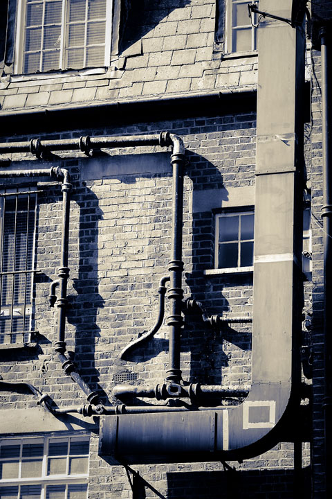 Tuyauterie &agrave; Soho - GB/Angleterre - London - avril 2012 - EF 135 L f/2